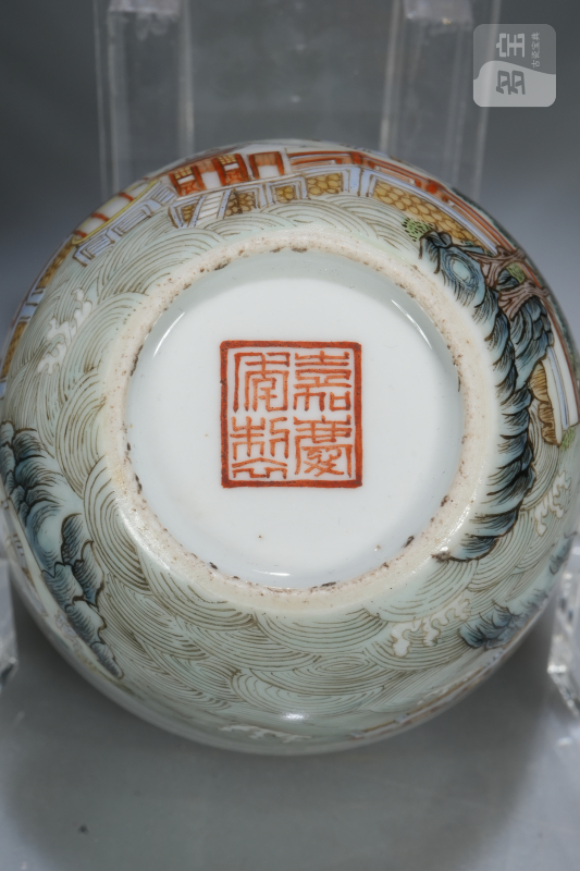 清嘉庆 粉彩亭台楼阁卧足杯 - 图2